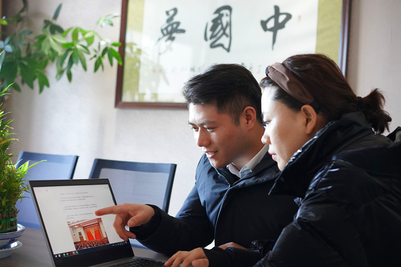 神木分公司充分利用微信公眾號服務平臺,及時發布中共十九屆六中全會精神學習的內容,引導全體員工通過學習要堅決貫徹黨中央決策部署,完整、準確、全面貫徹新發展理念,解放思想、深化改革、凝心聚力、擔當實干。_副本.jpg 神木分公司充分利用微信公眾號服務平臺,及時發布中共十九屆六中全會精神學習的內容,引導全體員工通過學習要堅決貫徹黨中央決策部署,完整、準確、全面貫徹新發展理念,解放思想、深化改革、凝心聚力、擔當實干。_副本.jpg