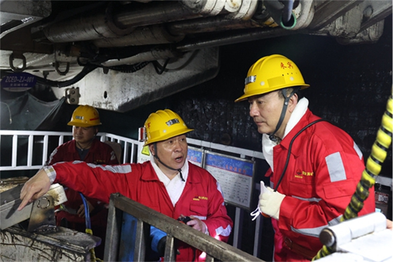 張文琪五一假期輕車簡(jiǎn)從深入陜北企業(yè)檢查安全生產(chǎn)并慰問(wèn)在崗干部職工4.jpg 張文琪五一假期輕車簡(jiǎn)從深入陜北企業(yè)檢查安全生產(chǎn)并慰問(wèn)在崗干部職工4.jpg