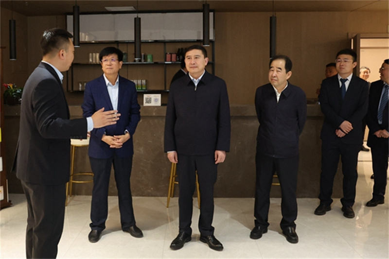 張文琪五一假期輕車簡(jiǎn)從深入陜北企業(yè)檢查安全生產(chǎn)并慰問(wèn)在崗干部職工5.jpg 張文琪五一假期輕車簡(jiǎn)從深入陜北企業(yè)檢查安全生產(chǎn)并慰問(wèn)在崗干部職工5.jpg