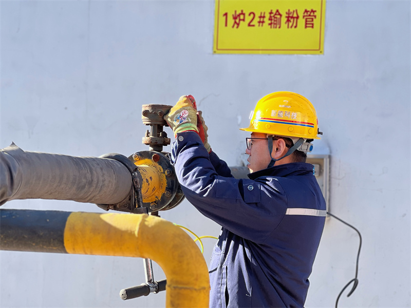 司爐工師傅進行輸粉作業(yè).jpg